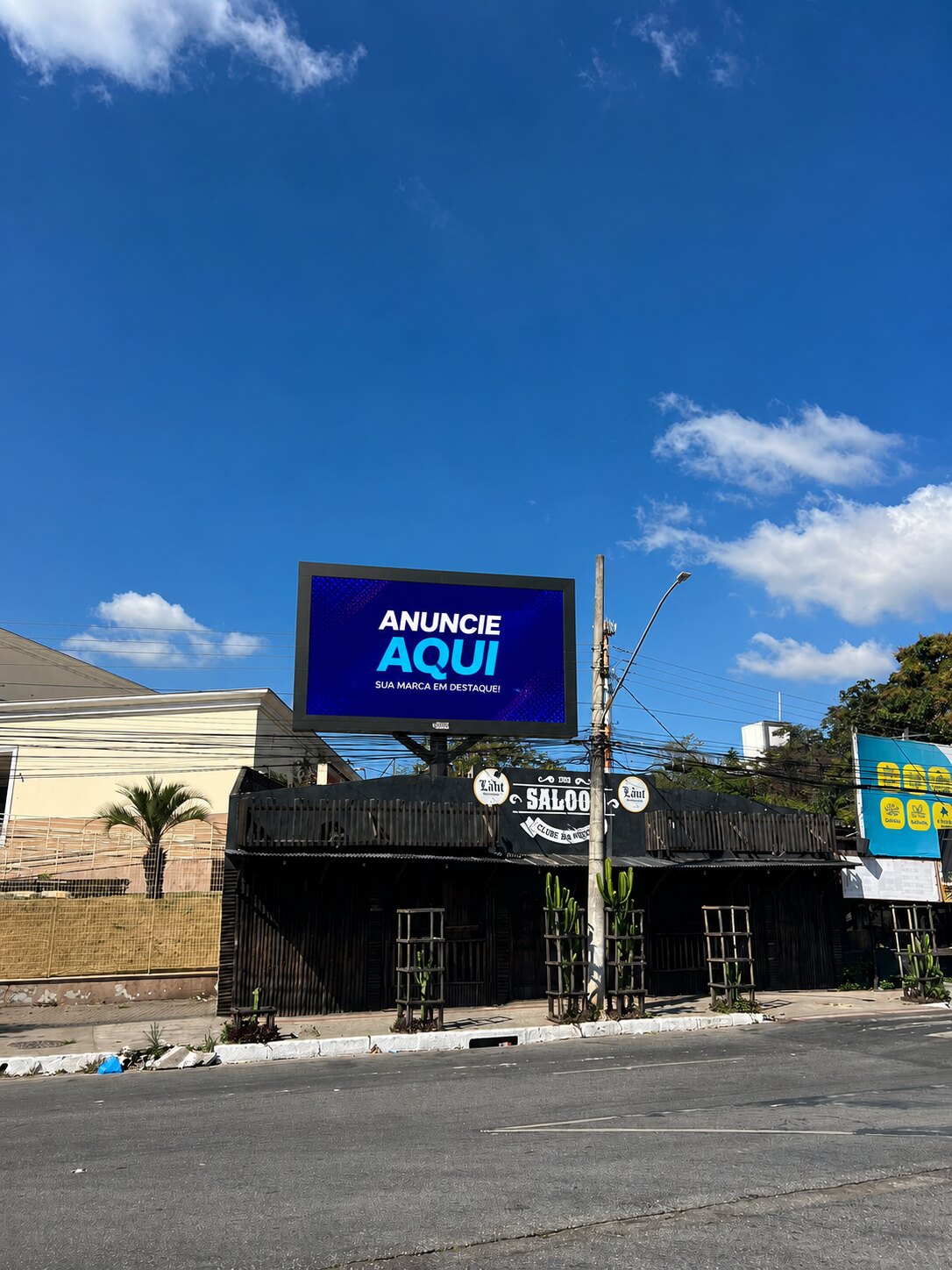 Painel de LED na Avenida Edmeia Matos Lazzarotti, em Betim